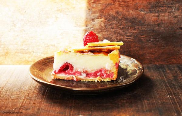 Ein Stück Flantarte mit Himbeeren.