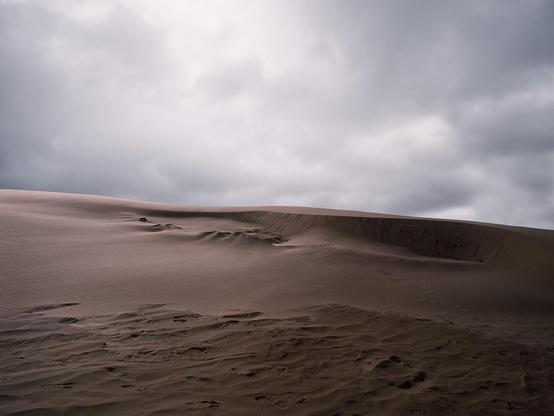 Nichts als Sandformation und Himmel in diesem Bild