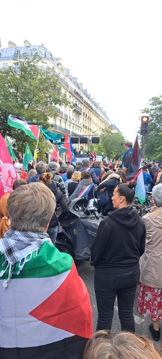Tête de la manifestation avec Marine Tondelier au micro