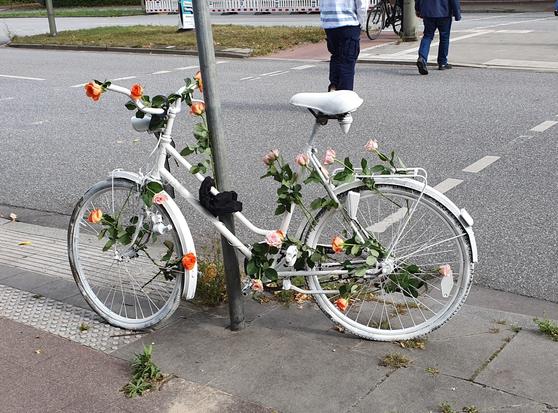 Ghostbike an der Kreuzung Berner Heerweg/Berner Allee
