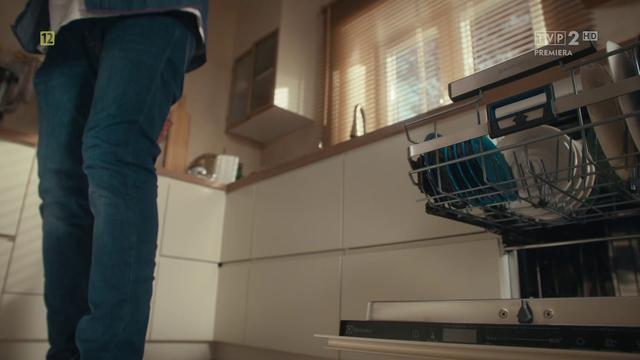 Otwarta, pełna naczyń, zmywarka Electrolux, a na lewo od niej nogi Ludwika Boskiego.