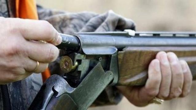 Nella fotografia, un cacciatore mentre ricarica un fucile da caccia.