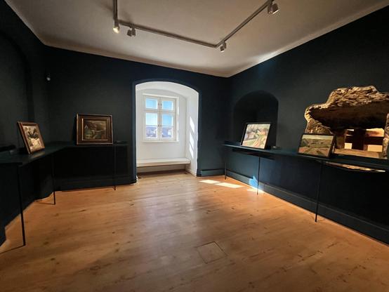 Der blaue Saal des Museums, in dem Werke, Münster und andere Künstler ausgestellt sind
