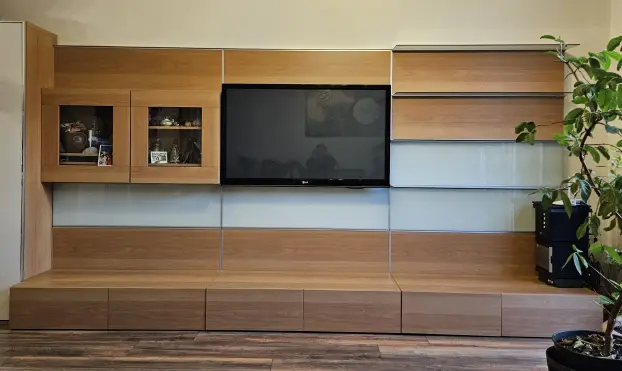 Overzichtsfoto; de TV (niet inclusief) is een 55" model.