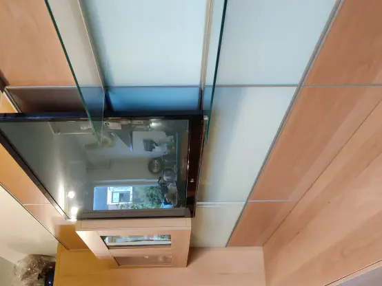 Kabeltjes kunnen worden doorgevoerd en naar achteren weggewerkt worden.