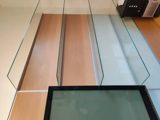 De plankjes kunnen naar smaak hoger en lager, of in een andere kolom, in de profielen geplaatst worden.