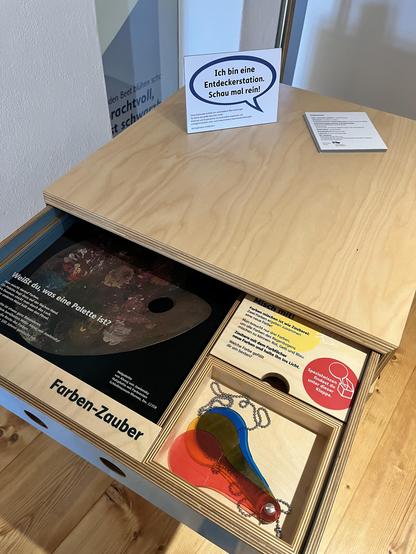 Eine Entdeckerstation zum Thema Farben