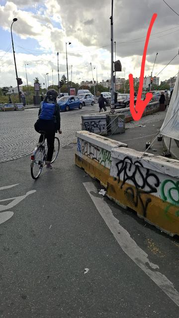 Cycliste circulant a proximité d'une piste cyclable neutralisé par la présence d'un commerçant pucier