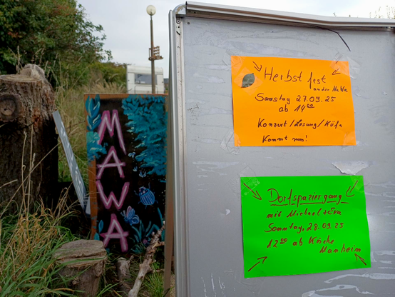 Schild an der Mahnwache in Kerpen-Manheim (alt) zur Ankündigung des Herbstfestes am 27.09.2025 und des Dorfspaziergangs am 28.09.2025