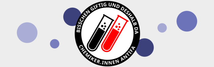 Im Stile des Antifa-Logos sieht man zwei gefüllte und brodelnde Reagenzgläser in schwarz und rot in einem schwarzen Kreis. Auf dem Kreisrand steht: Bisschen giftig und deshalb da - Chemiker:innen Antifa.