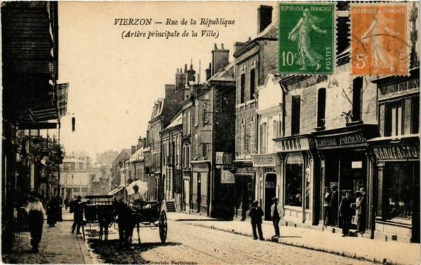 Vierzon Rue de la République à #Vierzon (#Cher)  #CartePostaleAncienne 👉 https://cartorum.fr/carte-postale/251402/vierzon-vierzon-rue-de-la-republique