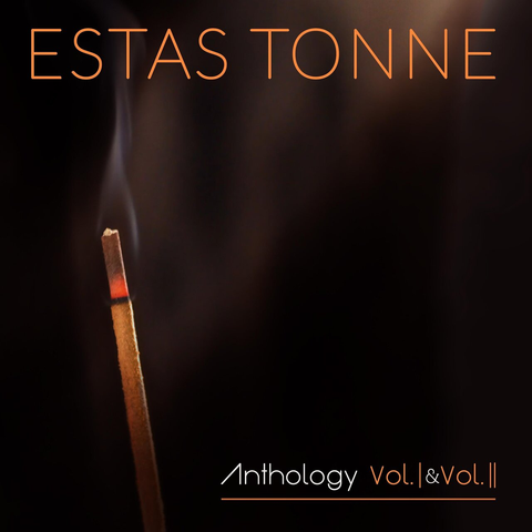 Albumcover von Estas Tonné "Anthology Vol 1 & 2" zeigt ein brennendes Räucherstäbchen vor schwarzen Hintergrund. Das Räucherstäbchen am Gitarrenhals ist das Markenzeichen des Künstlers.