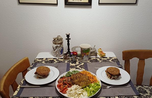 Der Eßtisch in der Eßecke ist gedeckt.