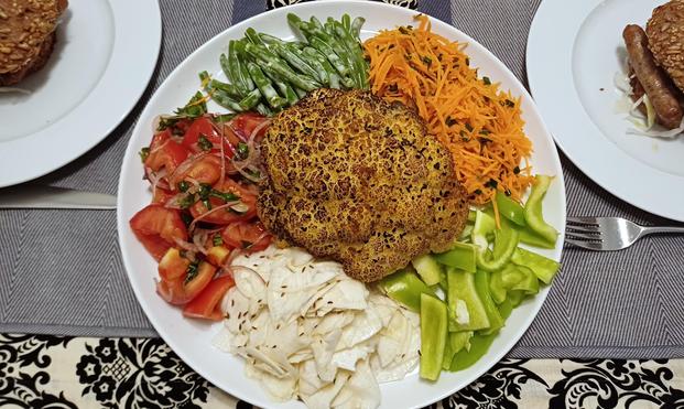 Der Sommergemüseteller:
1. Gebratener Blumenkohl mit Currypulver u. Scgwarzkümmel
2. Tomatensalat
3. Brechbohnensalat
4. Möhrensalat
5. Geschnittene Paprika
6. Mairübensalat