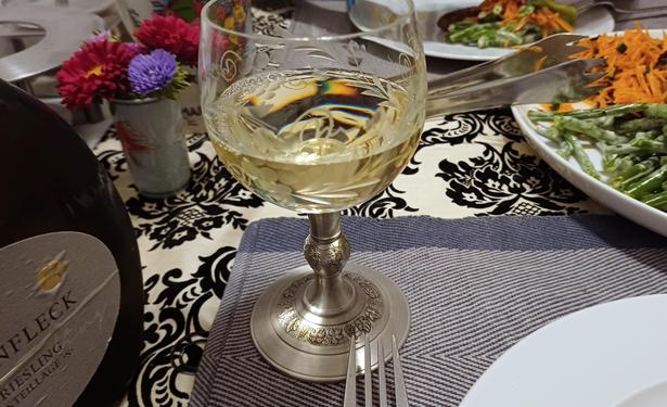 Fränkuscher Weißwein im Nürnberger-Zinn-Weinglas.