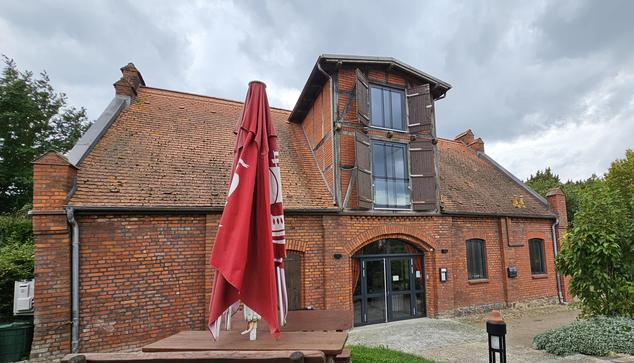 Foto: Dort zu sehen ist eine ausgebaute Scheune aus Backstein.