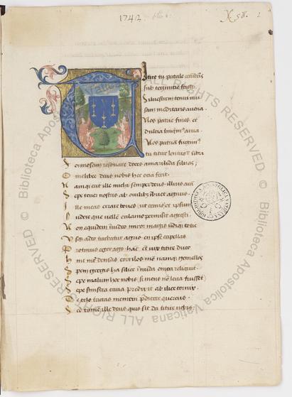 f.1r from Ott.lat.1742.  This is a page of late French batarde script, in a single column, with a large initial T at the top.  Inside the T are 2 angels holding up a coat of arms, three gold candlesticks on a blue background, with a star in the top center
