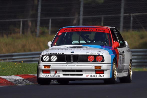 Ein BMW Tourenwagen