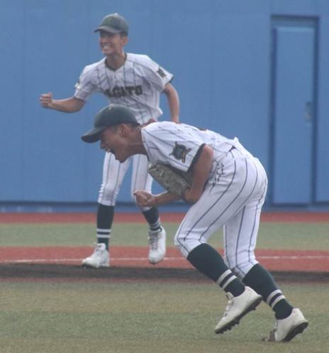 【長門ー宇部商】勝利の瞬間、喜びを爆発させる長門の選手たち＝ユーピーアールスタジアム