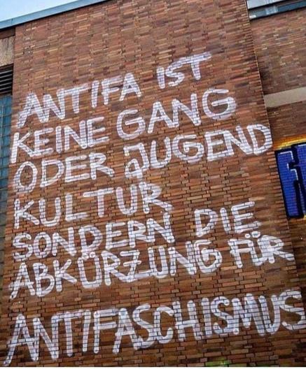 Foto einer Hauswand mit Graffiti:
Antifa ist keine Gang oder Jugendkultur, sondern die Abkürzung für Antifaschismus.
