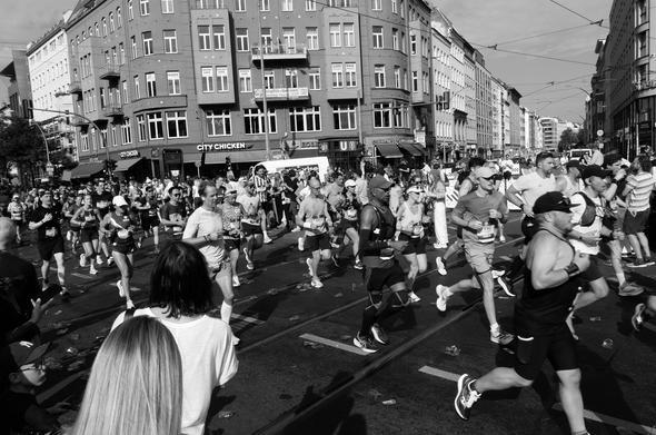 Rosenthaler Platz full of runners