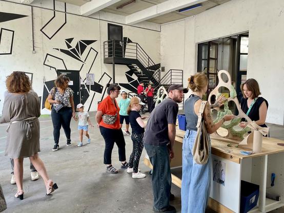 Le public autour du workshop de papier mâché organise pour la résidence.