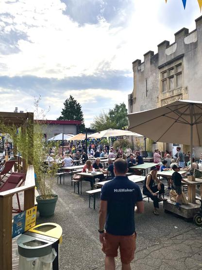 La cour de bliiida remplie de public qui fête le Makerland