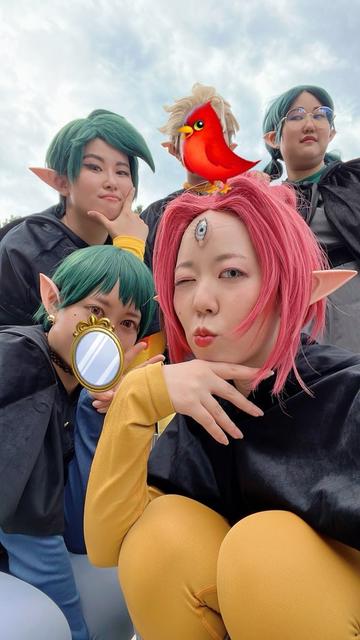 1枚目の画像と同じ構図で撮影した、仮装している私たちの写真。