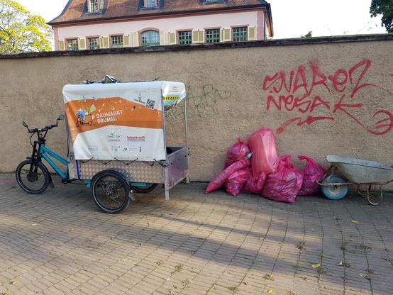 Baumarkt-Brummi, der zum Verfrachten des gesammelten Muells zum Abholpunkt gebracht wird.