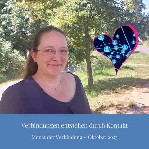 Bild: lächelnde Frau, im Hintergrund sind ein Feldweg und Bäume zu sehen, neben ihr ein Herz eingeblendet mit einer Grafik, die ein Netzewrk aus Menschen darstellt
unten Text: Verbindungen entstehen durch Kontakt, Monat der Verbindung, Oktober 2025