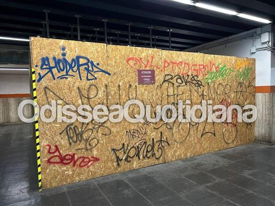 Vista della stazione Giulio Agricola della Metro A di Roma, con riferimento ai lavori di ripristino strutturale del solaio