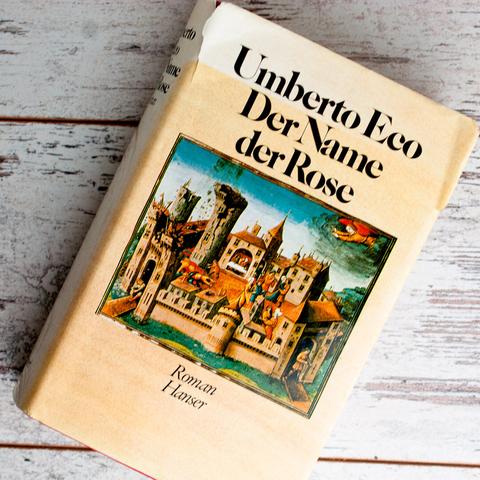 Roman "Der Name der Rose" von Umberto Eco, liegend fotografiert