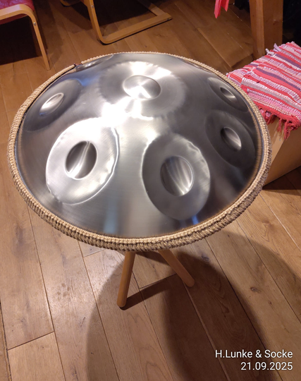 Eine Handpan auf einem Ständer
