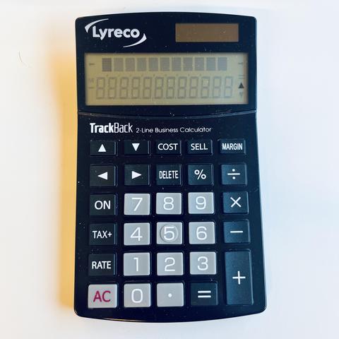 Et foto af en simpel sort lommeregner med titlen TrackBack 2-Line Business Calculator, hvor skærmen er højere end normalt og har plads til to linjer.
