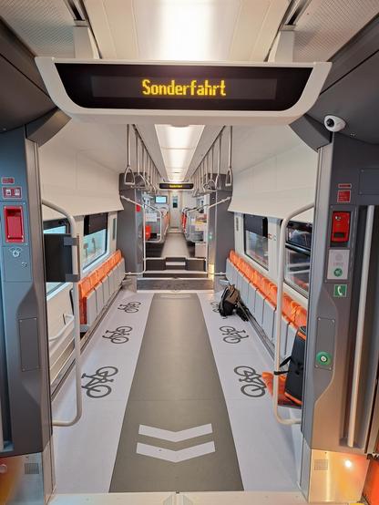 Blick ins geräumige Fahrradabteil