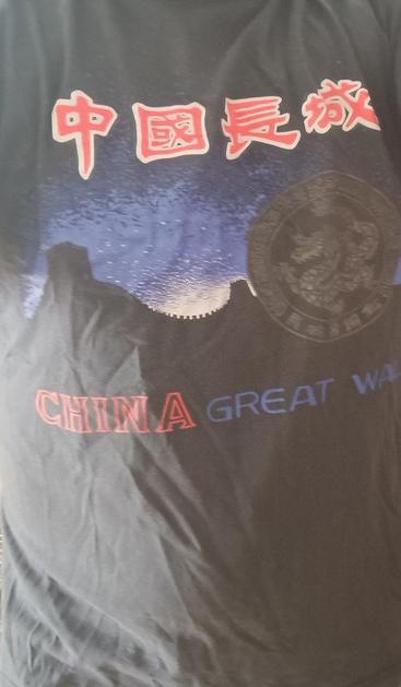 Camiseta negra algo descolorida donde sale la silueta de la gran muralla china en la noche con el texto Great Wall China