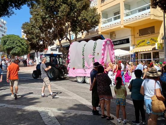 Carreta rosa y blanca con flores