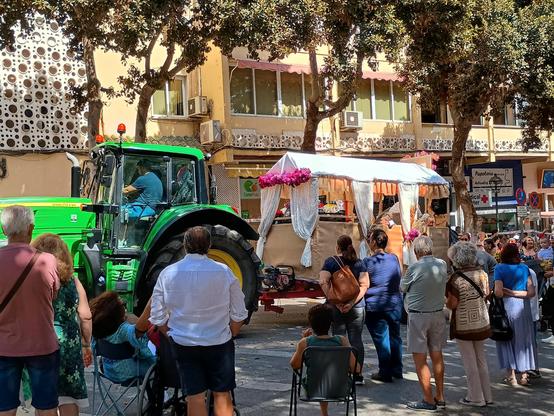 Tractor subiendo con una carrera abierta, con cortinas blancas