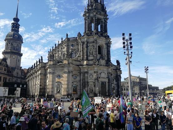Eine große Menschenansammlung vor der Kirche in Dresden.