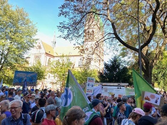 Eine großer Menschenansammlungen vor einer Kirche in Freiburg.