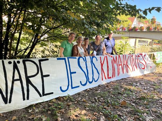 Menschen halten den Banner mit der Aufschrift: Wäre Jesus Klimaaktivist.