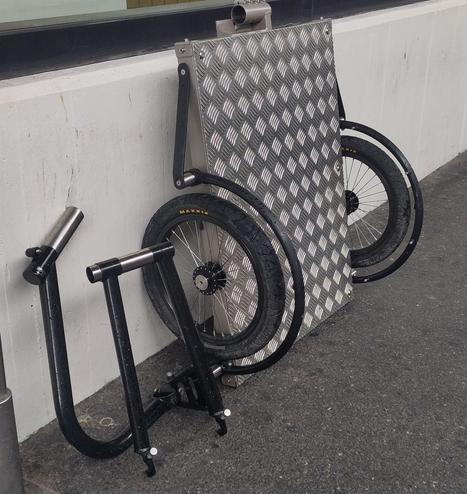 Notre nouvelle remorque "Ted" de chez Surly, avec son attelage dédié sur le quai d'une gare.