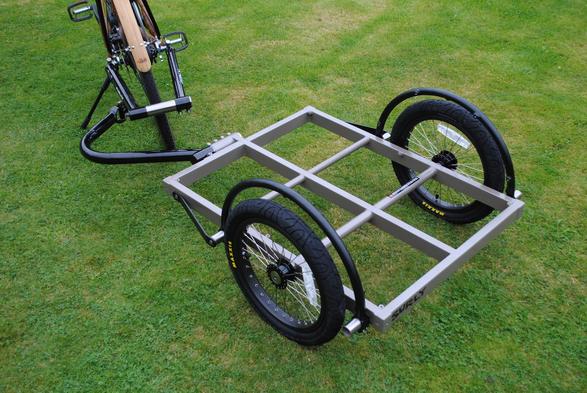 Une photo piquée sur les internet de l'ensemble attelage + remorque fixé à un vélo.