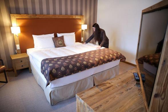 Una trabajadora prepara la cama de una habitación en un hotel de cinco estrellas. (Jan Woitas)
