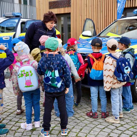 Mehrere Schulkinder beim Schulwegtraining bei der Polizei