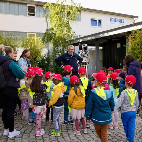Mehrere Schulkinder beim Schulwegtraining bei der Polizei