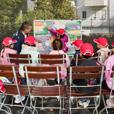 Mehrere Schulkinder beim Schulwegtraining bei der Polizei