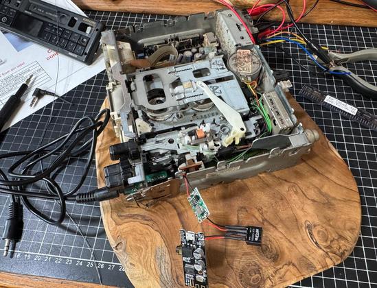 Ancien autoradio à cassette démonté, en train d'être modifié pour le moderniser