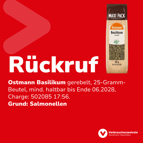 Produktabbildung, Text: "Rückruf: Ostmann Basilikum gerebelt, 25-Gramm-Beutel, mind. haltbar bis Ende 06.2028, Charge: 502085 17:56. Grund: Salmonellen" sowie Logo der Verbraucherzentrale Nordrhein-Westfalen