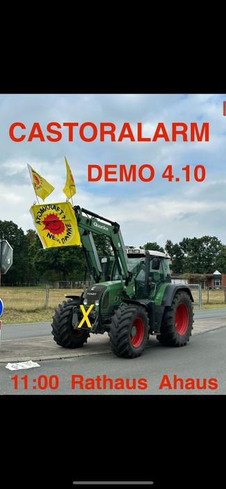 Ein grüner Traktor, geschmückt mit Atomkraft-nein-danke-Fahne in groß und klein am Ausleger sowie einem gelben X vorne an der Motorhaube. Dazu in roter Schrift "Castoralarm Demo 4.10. 11 Uhr Rathaus Ahaus"
